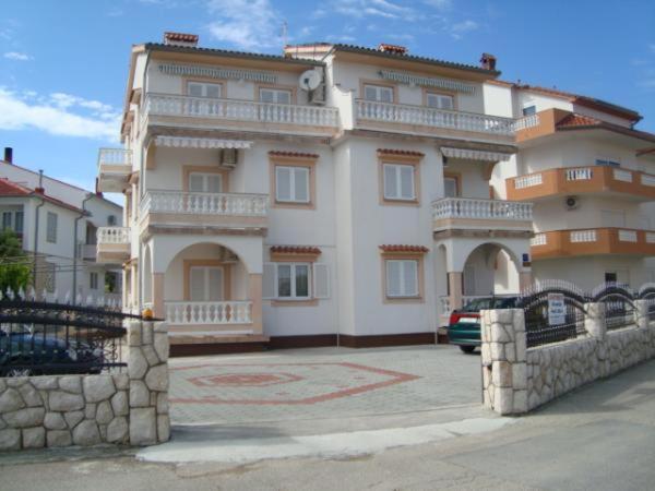 Apartmani Ruzarija Rab Town Extérieur photo